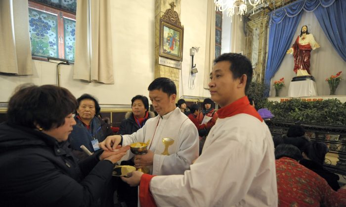 Fieles chinos asisten a la Santa Comunión durante la Misa de Navidad en una iglesia católica en Beijing, el 24 de diciembre de 2009. (Liu Jin/AFP/Getty Images)
