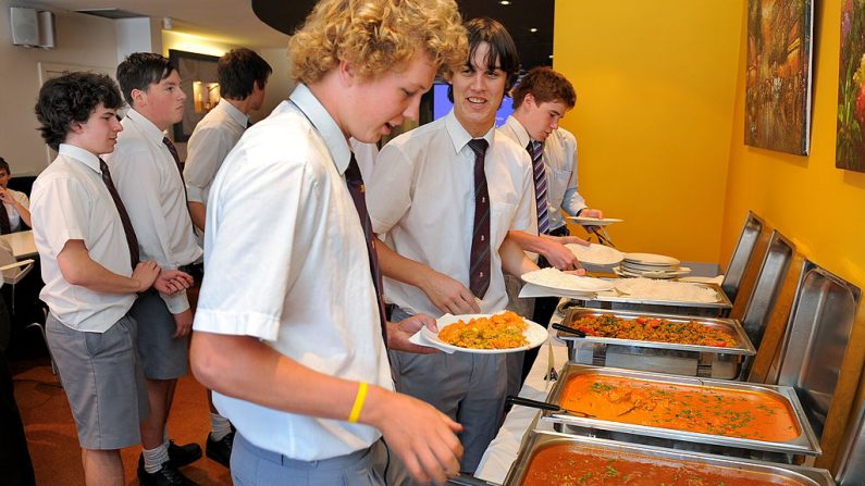 Estudiantes y profesores de la Escuela Secundaria de Melbourne se preparan para comer en Melbourne el 24 de febrero de 2010.  Foto de archivo. (WILLIAM WEST/AFP a través de Getty Images)