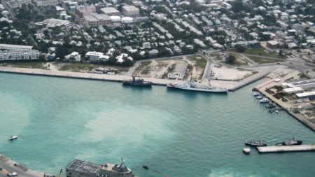 Arrestan a otros 2 ciudadanos chinos por tomar fotos en base naval de EE.UU.