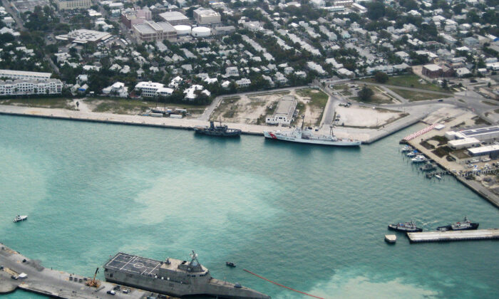 En esta foto proporcionada por la Armada Naval de los Estados Unidos, el buque de combate de la Armada USS Independence (LCS-2) llega al muelle Mole Pier el 29 de marzo de 2010 a la Estación Aérea Naval de Key West en Key West, Florida. (Nicholas Kontodiakos/Marina de los Estados Unidos vía Getty Images)
