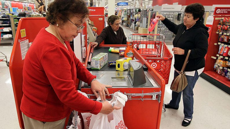 Una cajera ayuda a un cliente con una compra en una tienda Target el 19 de mayo de 2010 en Daly City, California.  (Justin Sullivan/Getty Images)