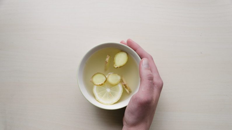 El té de jengibre es un gran estimulante matutino que puede ayudarle a perder peso. (Dominik Martin / Unsplash)