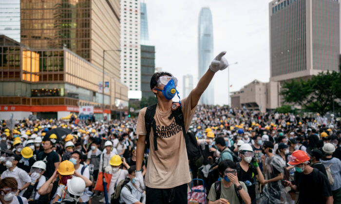 Un manifestante hace un gesto durante una protesta en Hong Kong, China, el 12 de junio de 2019. Grandes multitudes de manifestantes se reunieron en el centro de Hong Kong mientras la ciudad se preparaba para otra manifestación masiva en una muestra de fuerza contra el gobierno por un polémico proyecto de ley para permitir extradiciones a China. (Anthony Kwan/Getty Images)