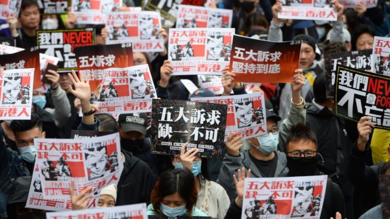 Os manifestantes exibem faixas com as palavras "Cinco demandas, nem uma a menos" em uma marcha em Hong Kong em 1º de janeiro de 2020 (Sung Pi-lung / The Epoch Times)
