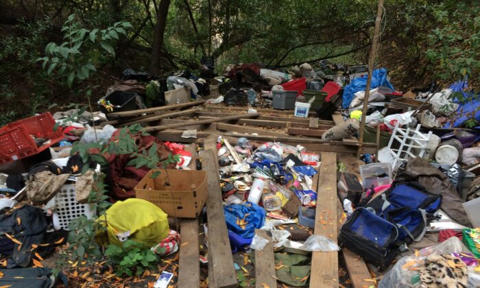 Residuos de un campamento de indigentes a lo largo de San Lorenzo Creek en Castro Valley, California. Los residentes locales están pagando la factura de limpieza después de que las autoridades sacaron a los habitantes del campamento. (Cortesía del condado de Alameda)