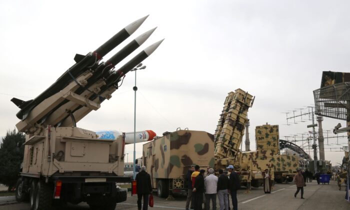Un grupo de iraníes visita una exposición de armamento y equipo militar en la capital, Teherán, el 2 de febrero de 2019. (Atta Kenare/AFP vía Getty Images)