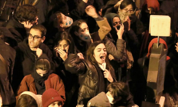 Estudiantes iraníes cantan eslóganes mientras se manifiestan 