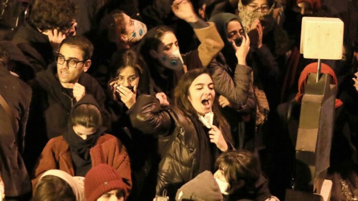 Estudiantes iraníes cantan eslóganes mientras se manifiestan después de un homenaje a las víctimas del Boeing 737 de Ukraine International Airlines frente a la Universidad Amirkabir en la capital Teherán, el 11 de enero de 2020. (Atta Kenare/AFP vía Getty Images)