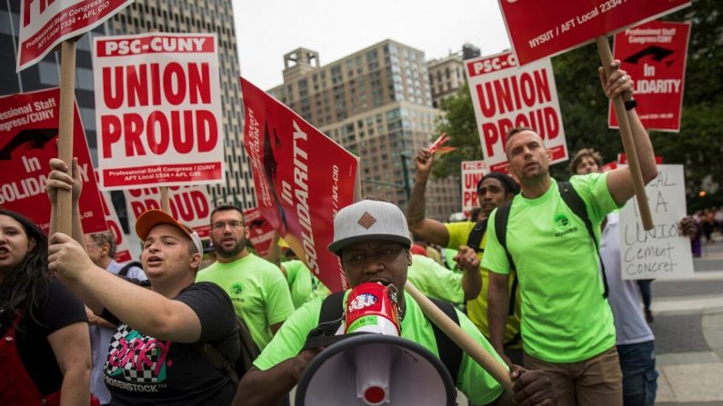 Activistas sindicales y simpatizantes se manifiestan contra el fallo de la Corte Suprema en el caso Janus vs. AFSCME, en Foley Square en el Bajo Manhattan en la ciudad de Nueva York el 27 de junio de 2018. (Drew Angerer/Getty Images)