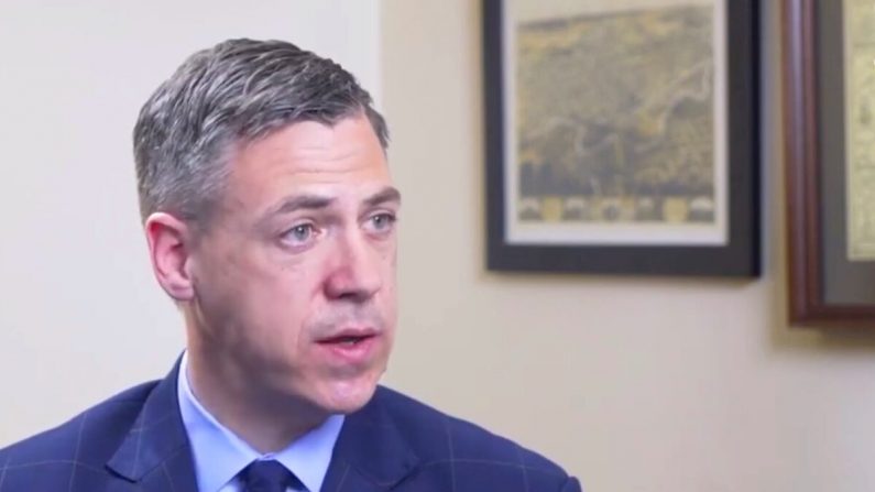 El representante Jim Banks (R-Ind.) habla con The Epoch Times en una entrevista en marzo de 2019. (Captura de video/The Epoch Times)