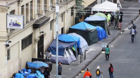 Datos federales muestran que 1.5 millones de niños en edad escolar no tienen hogar