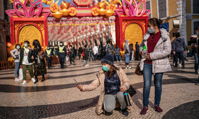 Personas que usan mascarillas se toman una selfie en Macao, China, el 28 de enero de 2020. (Anthony Kwan/Getty Images)
