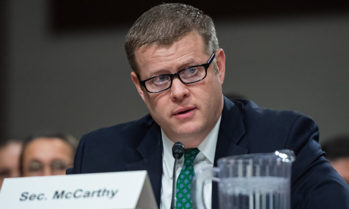 El secretario del Ejército Ryan McCarthy testifica en el Capitolio de Washington el 3 de diciembre de 2019. (SAUL LOEB/AFP vía Getty Images)