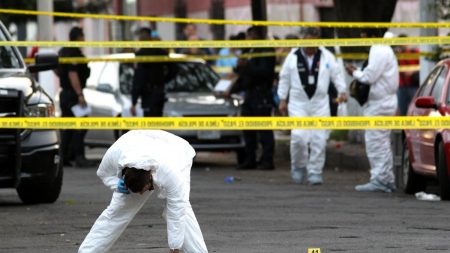 Narcotraficantes dejan 12 cuerpos en una camioneta en el occidente de México