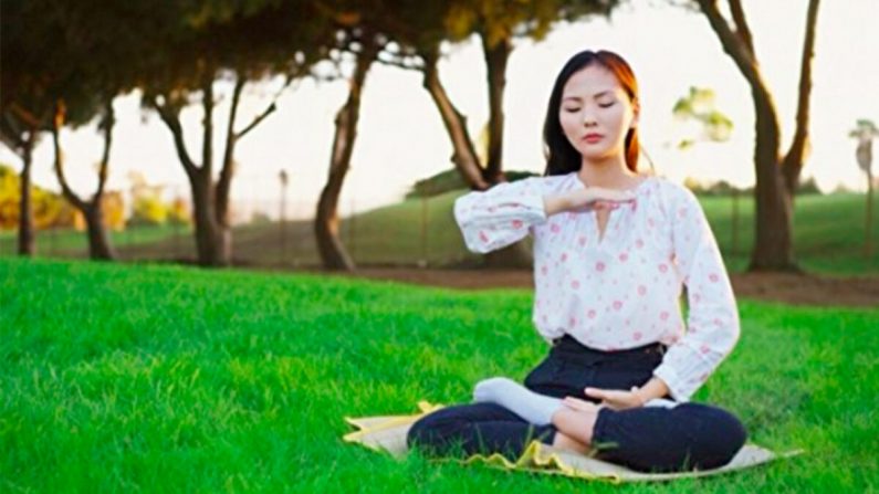 Genia luchó contra 5 recurrencias de cáncer en 13 años y finalmente se curó después de comenzar a practicar los ejercicios de meditación de Falun Dafa. (The Epoch Times)
