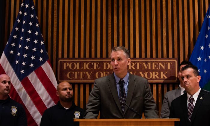 El comisionado de la policía de Nueva York, Dermot Shea, habla durante una conferencia de prensa sobre la violencia de pandillas en la sede de la policía de Nueva York en la ciudad de Nueva York el 27 de junio de 2018. (Drew Angerer/Getty Images)