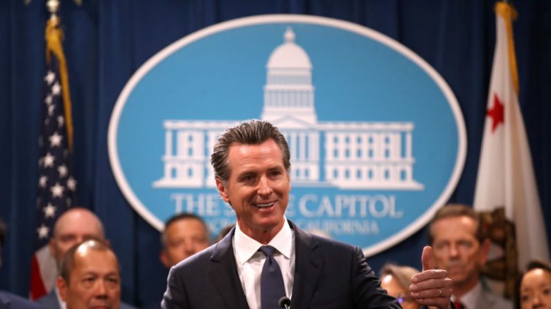 El gobernador de California, Gavin Newsom, habla durante una conferencia de prensa con el fiscal general de California, Xavier Becerra, en el Capitolio del Estado de California el 16 de agosto de 2019 en Sacramento, California.  (Justin Sullivan/Getty Images)