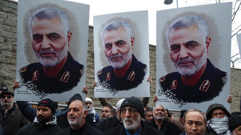 Manifestantes seguram bandeiras mostrando um retrato do falecido Tenente-General e Comandante do Corpo Revolucionário da Guarda Iraniana (IRGC), Qasem Soleimani, durante uma manifestação em frente ao consulado dos EUA em Istambul, Turquia, em 5 de janeiro de 2020 (EFE / EPA / Erdem Sahin)