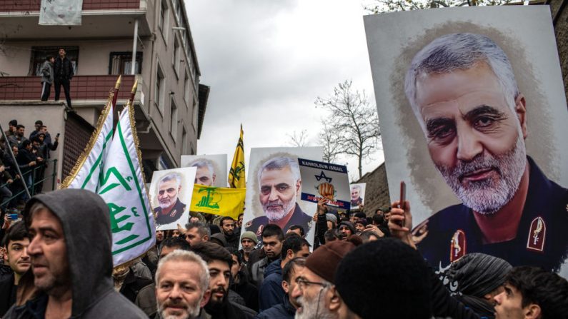 Pessoas seguram cartazes com o retrato do general da Revolucionária Iraniana Qassem Soleimani e cantam durante um protesto em frente ao consulado dos EUA em 5 de janeiro de 2020, em Istambul, Turquia. O major-general Qassem Soleimani foi morto em um ataque com um drone americano em frente ao aeroporto de Bagdá em 3 de janeiro. Desde o incidente, as tensões aumentaram em todo o Oriente Médio (Chris McGrath / Getty Images)