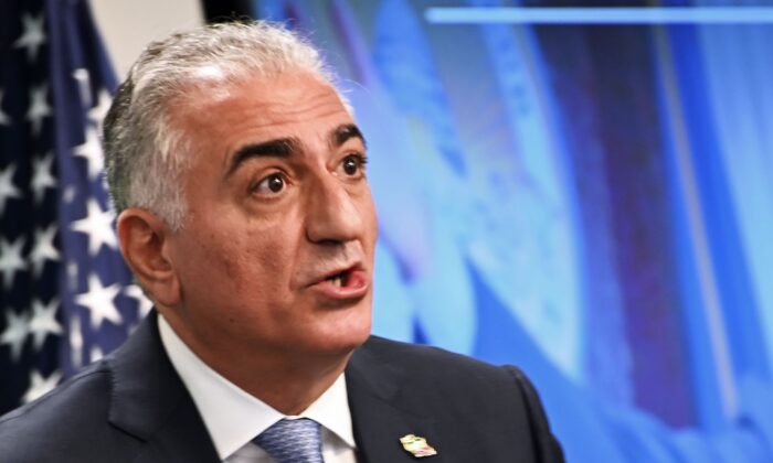 Reza Pahlavi, el Príncipe Heredero de Irán, habla sobre los actuales acontecimientos en Irán en el Instituto Hudson en Washington el 15 de enero de 2020. (EVA HAMBACH/AFP a través de Getty Images)