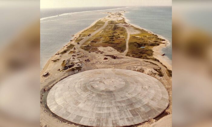La cúpula de hormigón en la isla Runit, Enewetak Atoll, en una foto de archivo. (Agencia de Armas Especiales de Defensa de los Estados Unidos / Dominio Público / Wikimedia Commons)