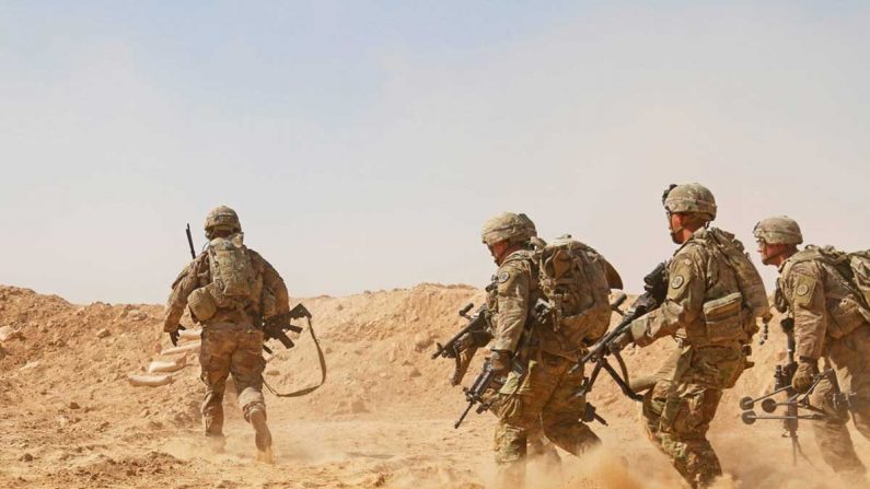 Soldados asignados al 3er Regimiento de Caballería y desplegados como apoyo de la Fuerza de Tarea Conjunta Combinada cerca de la Base Aérea Al Asad, Irak, el 26 de septiembre de 2018. (Fotografía de la Guardia Nacional del Ejército de los Estados Unidos por el Teniente Primero Leland White)