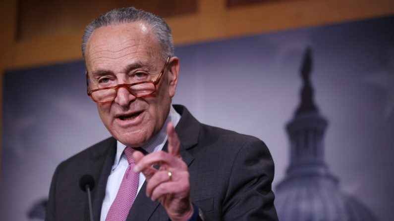 El líder de la minoría del Senado, Charles Schumer (D-N.Y.) llama a los periodistas durante una conferencia de prensa en el Capitolio de  Estados Unidos en Washington, el 22 de enero de 2020. (Chip Somodevilla/Getty Images)