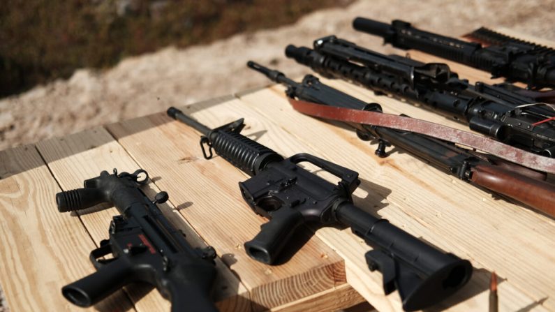 Los rifles se exhiben sobre una mesa en un campo de tiro durante el "Festival de la Vara de Hierro de la Libertad" el 12 de octubre de 2019 en Greeley, Pennsylvania. (Spencer Platt/Getty Images)
