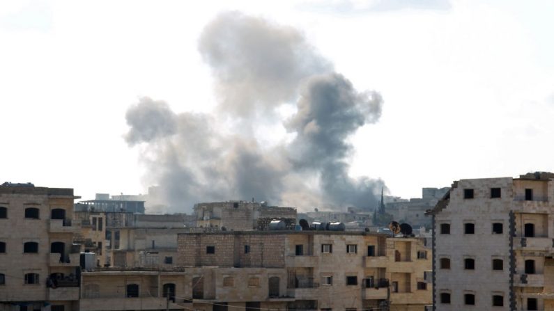Oleadas de humo sobre edificios en la ciudad de Maaret Al-Numan en la provincia noroccidental de Idlib en Siria durante un ataque aéreo reportado por las fuerzas pro-regímenes el 10 de enero de 2020.  (ABDULAZIZ KETAZ/AFP vía Getty Images)