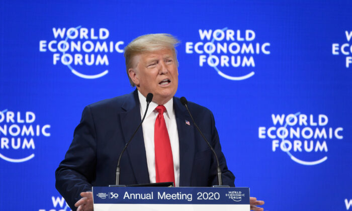 El presidente Donald Trump da un discurso en el Centro del Congreso durante la reunión anual del Foro Económico Mundial en Davos, Suiza, el 21 de enero de 2020. (Fabrice Coffrini/AFP vía Getty Images)