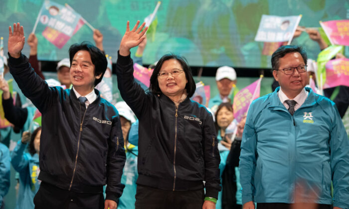 La presidente taiwanés Tsai Ing-wen (ctro.) y su compañero de fórmula William Lai (izq.) saludan a sus seguidores durante una concentración en Taoyuan, Taiwán, el 8 de enero de 2020. (Carl Court/Getty Images)