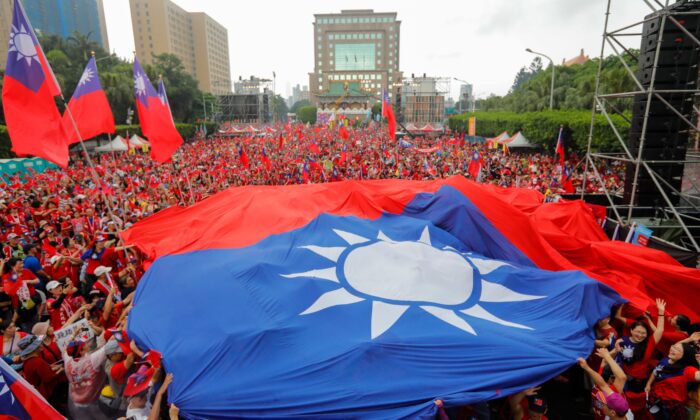 Los partidarios del alcalde de la ciudad de Kaohsiung, Han Kuo-yu, del Partido del Kuomintang, exhiben banderas taiwanesas durante un acto de campaña en Taipei el 1 de junio de 2019. (Daniel Shih/AFP vía Getty Images)