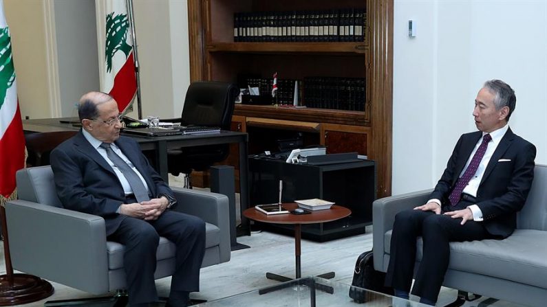 Uma foto divulgada pela agência oficial libanesa Dalati e Nohra mostra o presidente libanês Michel Aoun (E) se encontrando com o embaixador do Japão no Líbano Takeshi Okubo (D) no palácio presidencial de Baabda, leste de Beirute, Líbano, em 7 de janeiro de 2020 (EFE / EPA / DALATI E NOHRA HANDOUT)