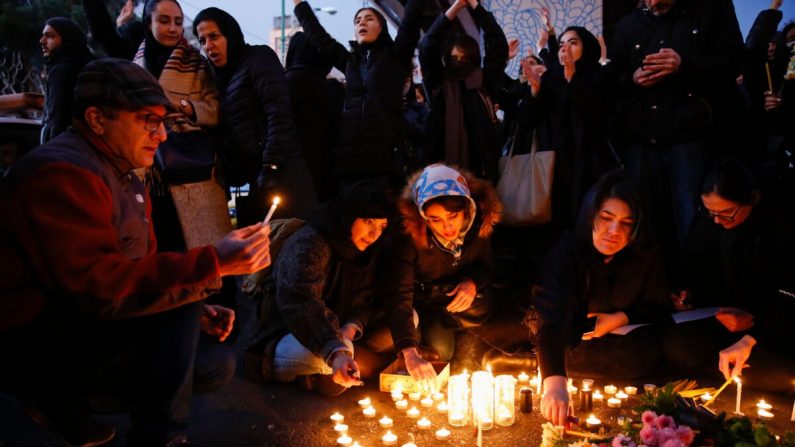 Iraníes encienden velas para las víctimas del Boeing 737 de Ukraine International Airlines durante una reunión frente a la Universidad de Amirkabir en la capital, Teherán, el 11 de enero de 2020. (AFP a través de Getty Images)