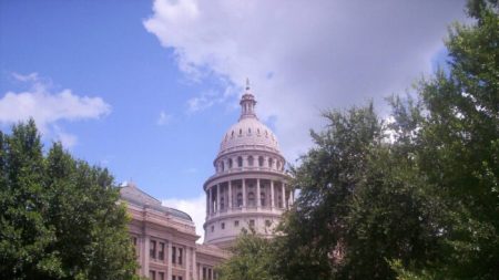 El Partido Demócrata demanda a Texas por el registro digital de votantes