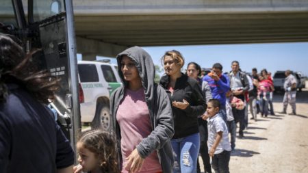 Inmigración perjudica a trabajadores poco cualificados, dice la Oficina Presupuestaria del Congreso