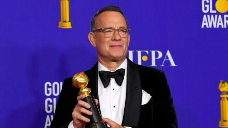 Tom Hanks chora em discurso de premiação e admite ser ‘abençoado’ com esposa e quatro filhos