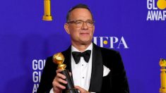 Tom Hanks a punto de llorar en su premiación, admite ser “bendecido” con su esposa y sus 4 hijos