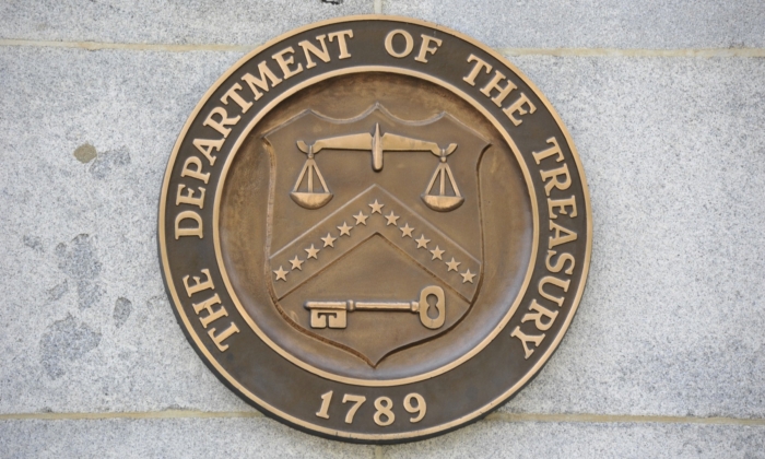El emblema del Departamento del Tesoro de los Estados Unidos en Washington. (Mladen Antonov/AFP/Getty Images)
