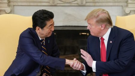 Japón enfrenta un acto de equilibrio en su relación con EE. UU. y China