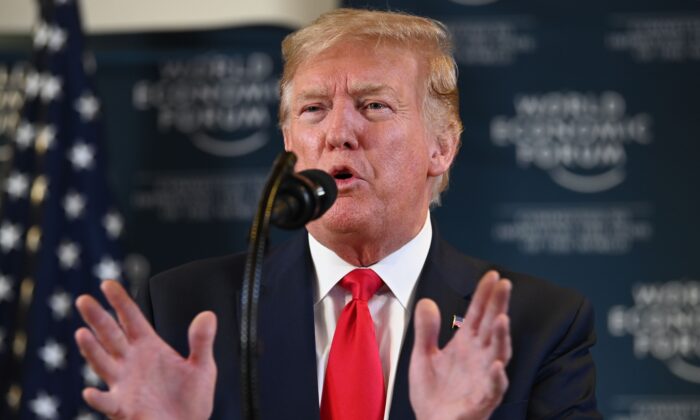 El presidente de Estados Unidos Donald Trump, da una conferencia de prensa en el Foro Económico Mundial en Davos, Suiza, el 22 de enero de 2020. (JIM WATSON/AFP vía Getty Images)