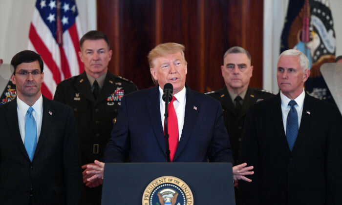 El presidente Trump habla sobre la situación con Irán en el Gran Vestíbulo de la Casa Blanca en Washington el 8 de enero de 2020. (Saul Loeb/AFP vía Getty Images)