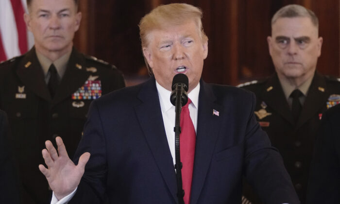 El presidente Trump habla desde la Casa Blanca en Washington el 8 de enero de 2020. Durante su discurso, Trump se refirió a los ataques con misiles iraníes que tuvieron lugar en Irak y dijo: "Mientras yo sea presidente de los Estados Unidos, a Irán nunca se le permitirá tener un arma nuclear". (Win McNamee/Getty Images)