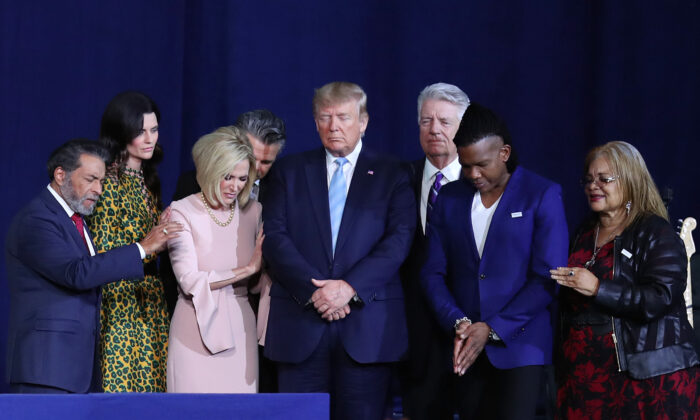 Líderes de fe oran por el presidente Donald Trump durante un evento de la campaña "Evangélicos por Trump" que se llevó a cabo en el Ministerio Internacional El Rey Jesús en Miami, Florida, el 3 de enero de 2020. (Joe Raedle/Getty Images)