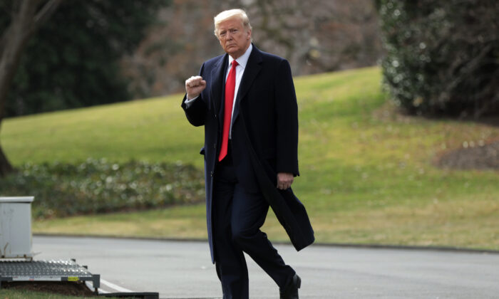 El presidente Donald Trump camina hacia el Marine One en el Jardín Sur antes de su partida de la Casa Blanca en Washington, el 30 de enero de 2020. (Alex Wong/Getty Images)