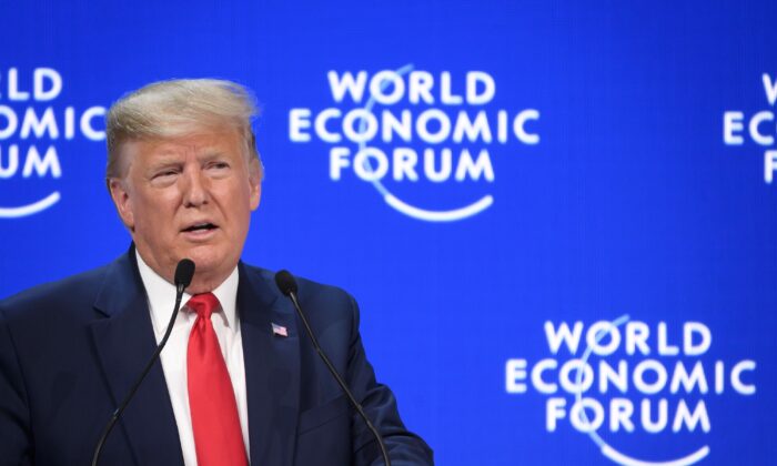 El presidente Donald Trump pronuncia un discurso durante la reunión anual del Foro Económico Mundial en Davos, Suiza, el 21 de enero de 2020. (Fabrice Coffrini / AFP a través de Getty Images)