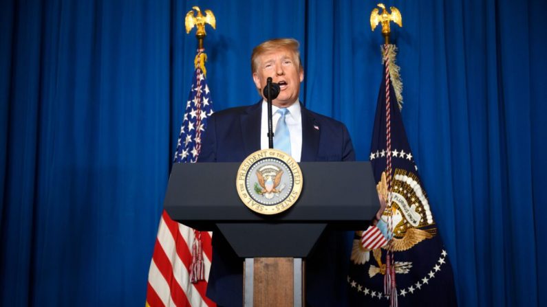 El presidente Donald Trump hace una declaración sobre Irán en la finca Mar-a-Lago en Palm Beach, Florida, el 3 de enero de 2020. (Jim Watson/AFP a través de Getty Images)