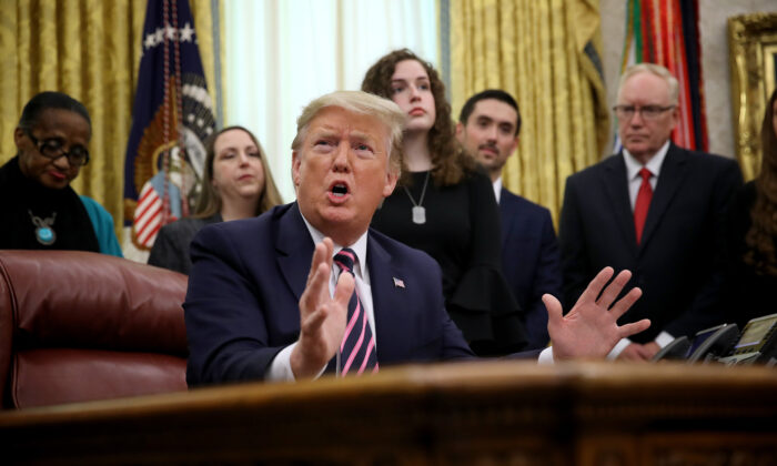 El Presidente Donald Trump habla durante un evento en la Oficina Oval anunciando la orientación sobre la oración constitucional en las escuelas públicas de Washington el 16 de enero de 2020. (Win McNamee/Getty Images)