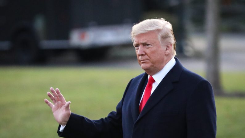 El presidente Donald Trump camina por South Lawn para abordar el Marine One en la Casa Blanca en Washington el 18 de diciembre de 2019. (Charlotte Cuthbertson/The Epoch Times)