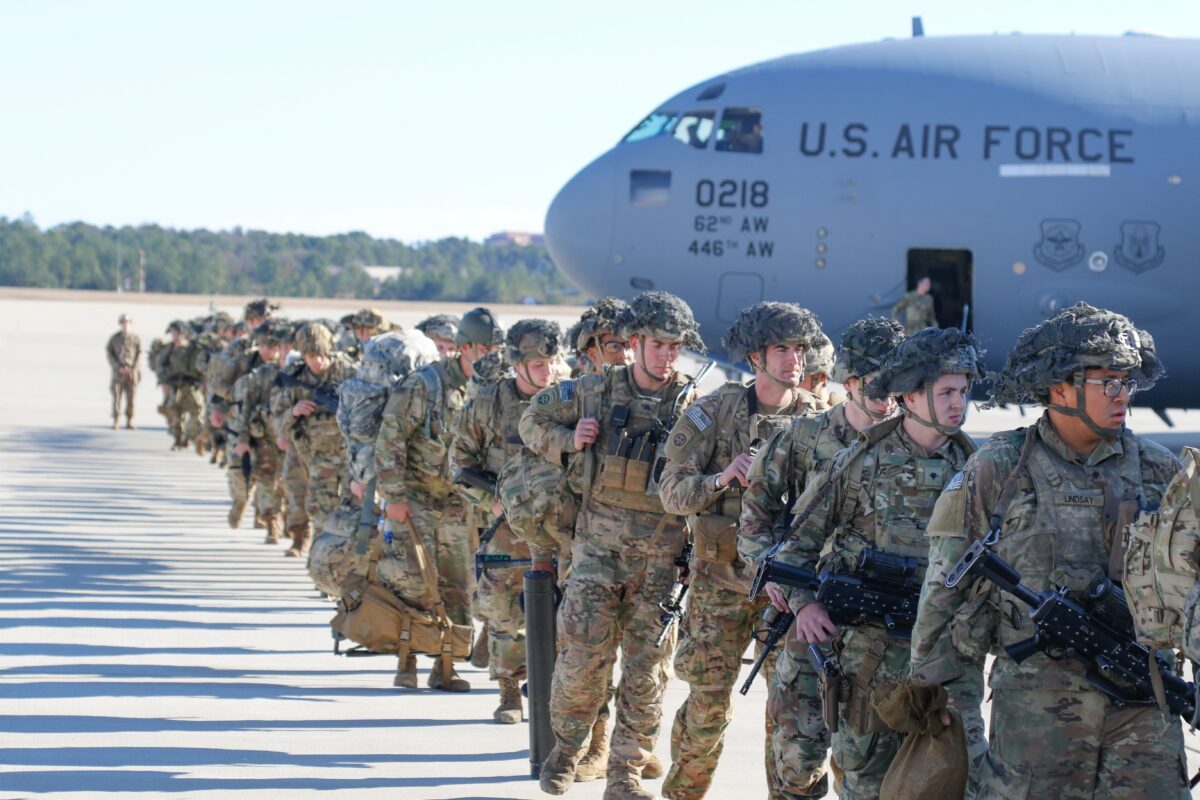 Paracaidistas del Ejército de Estados Unidos de la 82ª División Aerotransportada